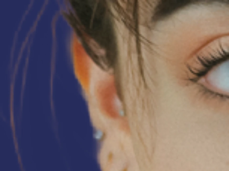 A cut-out detail at the free size, up to 800 px: soft hair and lashes