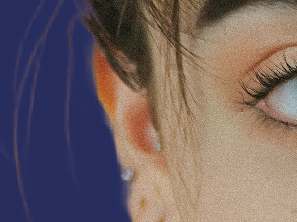 The same detail at full resolution, up to 4000 px: sharp hair and lashes